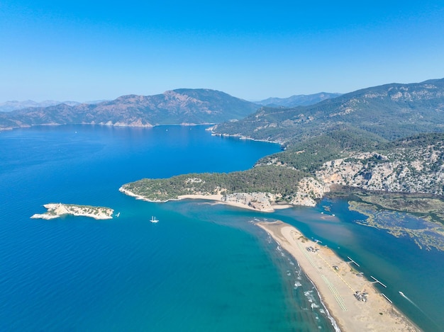 Foto playa de caretta en dalyan mugla, playa de iztuzu, turquía. foto de dron.