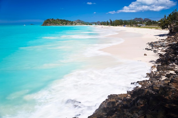 Playa caribeña con cielo perfecto Antigua