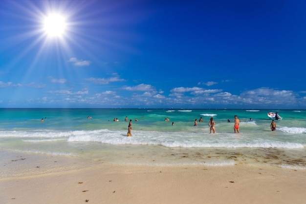 PLAYA DEL CARMEN MÉXICO ABR 2022 Chica sexy en bikini tanga en la playa en un día soleado en Playa del Carmen Yukatan México