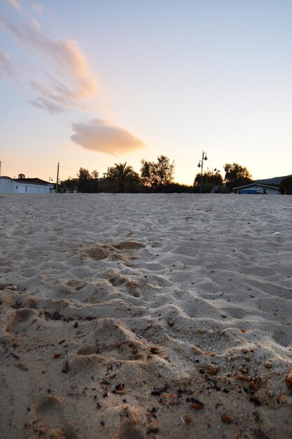 Una playa con una casa al fondo.