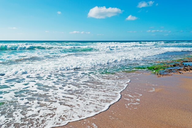 Playa de Castelsardo cubierta por las olas