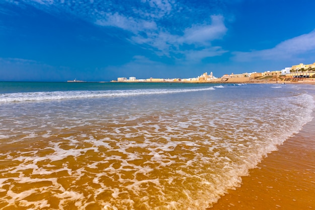 Playa y Catedral de Cádiz, Andalucía, España.