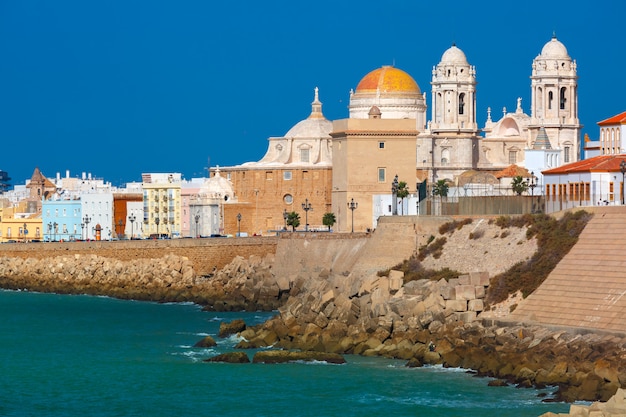 Playa y Catedral de Cádiz, Andalucía, España.