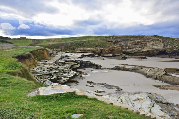 La Playa de las Catedrales También conocida como Playa de Aguas Santas o As Catedrais, este impresionante monumento natural se encuentra en Galicia, en el noroeste de España.