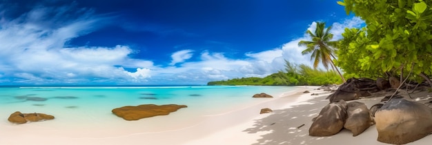 Una playa con cielo azul y arena blanca