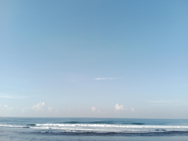 Una playa con un cielo azul hermoso paisaje natural