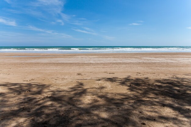 Playa y cielo azul, mar y cielo.