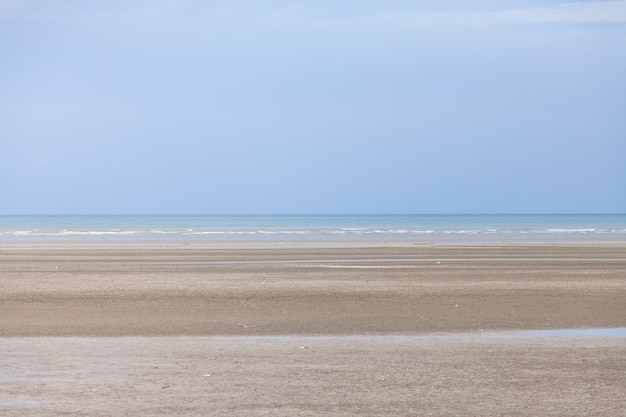 Playa y cielo azul, mar y cielo.