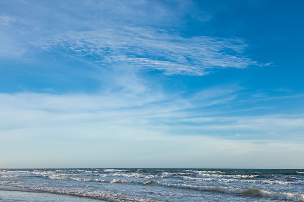 Playa y cielo azul, mar y cielo.