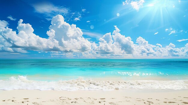 Foto una playa con un cielo azul y nubes