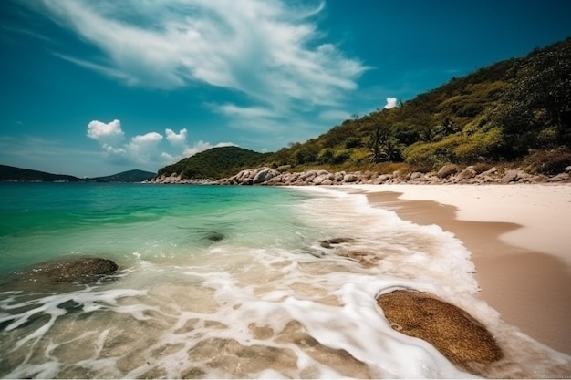 Una playa con cielo azul y nubes.