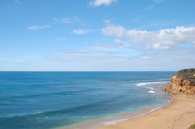 Foto playa y cielo azul