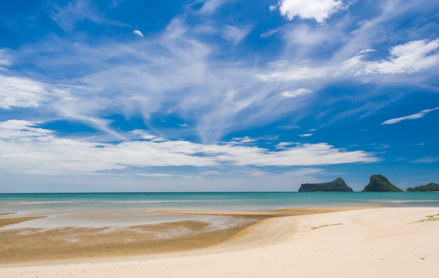 Playa y cielo azul