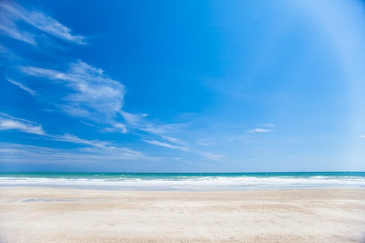 Playa y cielo azul