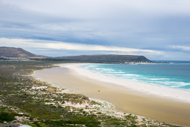 playa con cielo dramático en invierno