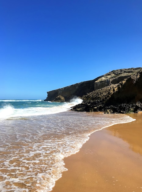 Playa con el cielo en el fondo