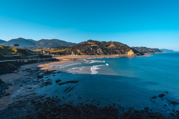 Playa en la ciudad costera de Deba una mañana de invierno, Guipúzcoa. país Vasco