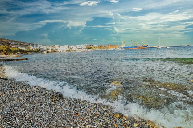 Playa en la ciudad de Karavostasi en Folegandros