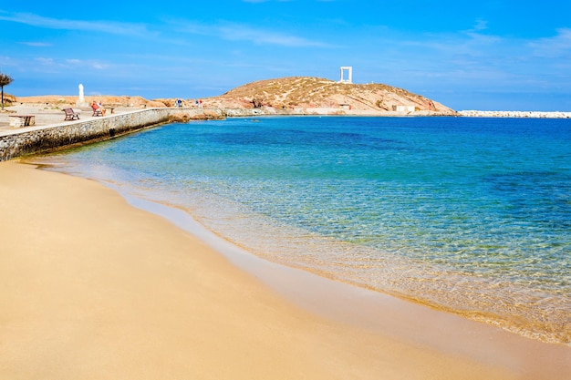 Playa de la ciudad de Naxos en la isla de Naxos en Grecia