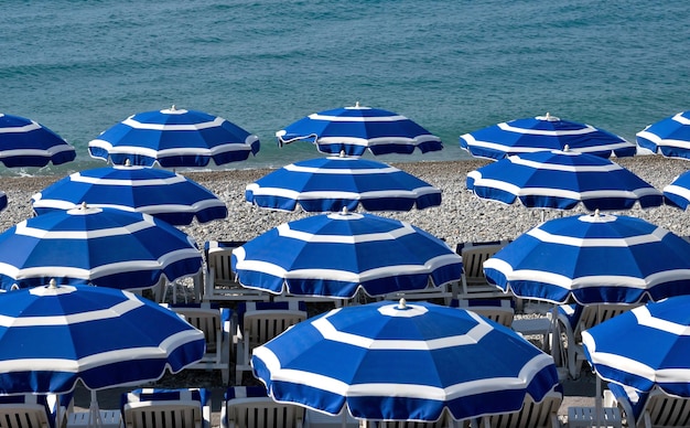 Playa de la ciudad de Niza con sombrillas