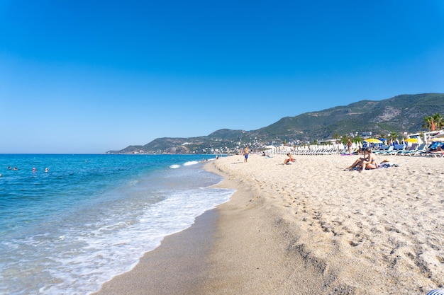 Playa de Cleopatra con el mar y las rocas de la península de Alanya Antalya Turquía