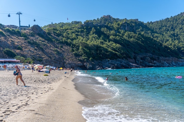 Playa de Cleopatra con el mar y las rocas de la península de Alanya Antalya Turquía