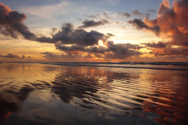 Playa colorida de los reflejos del amanecer en algún lugar de Brasil