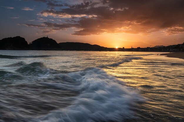 Foto la playa de la concha al amanecer en san sebastián