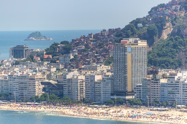 Playa de Copacabana llena en un típico domingo soleado en Río de Janeiro.