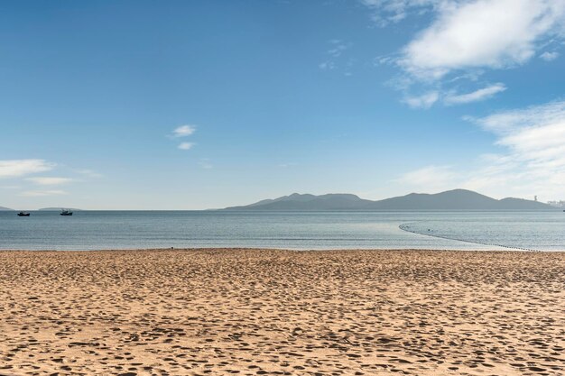 Playa de la costa al aire libre y paisaje marino del océano