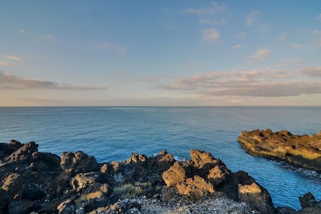 Playa de la Costa de Lava Seca en el Océano Atlántico