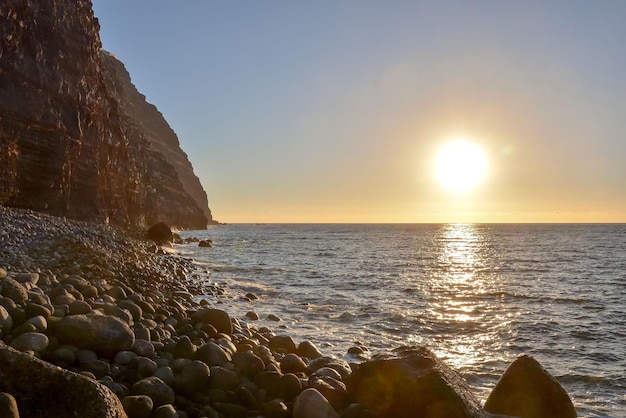 Foto playa de la costa de lava seca en el océano atlántico