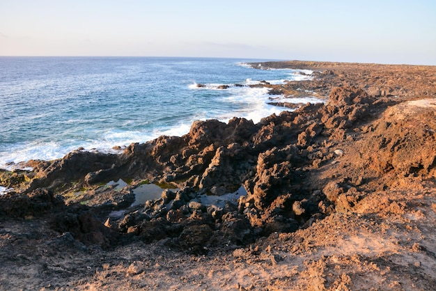 Playa de la Costa de Lava Seca en el Océano Atlántico