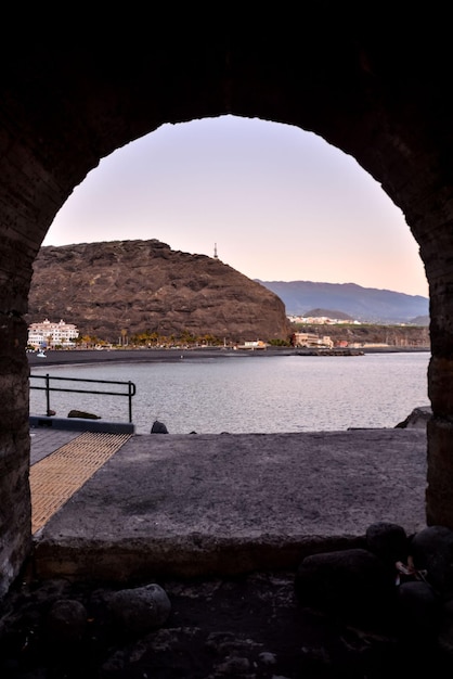 Foto playa de la costa de lava seca en el océano atlántico