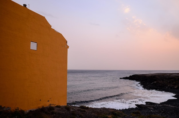 Playa de la Costa de Lava Seca en el Océano Atlántico