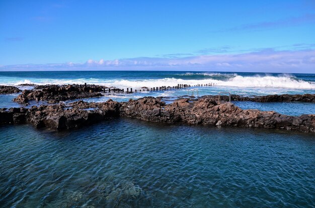 Foto playa de la costa de lava seca en el océano atlántico