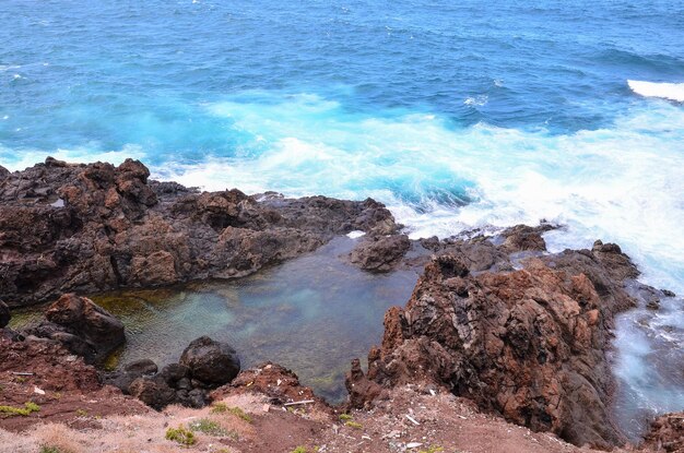 Foto playa de la costa de lava seca