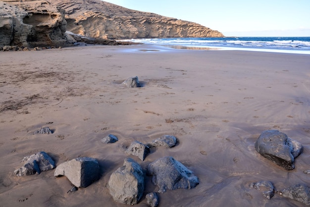 La playa de la costa de la lava seca