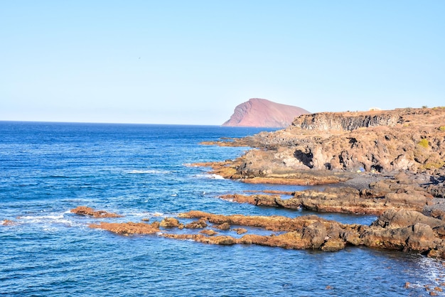 La playa de la costa de la lava seca