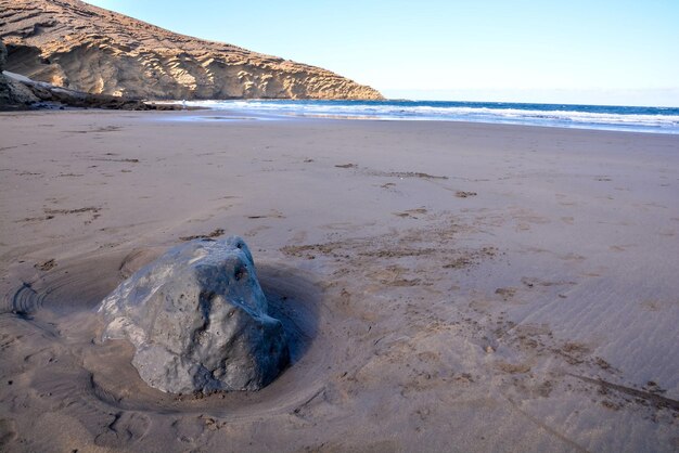 La playa de la costa de la lava seca