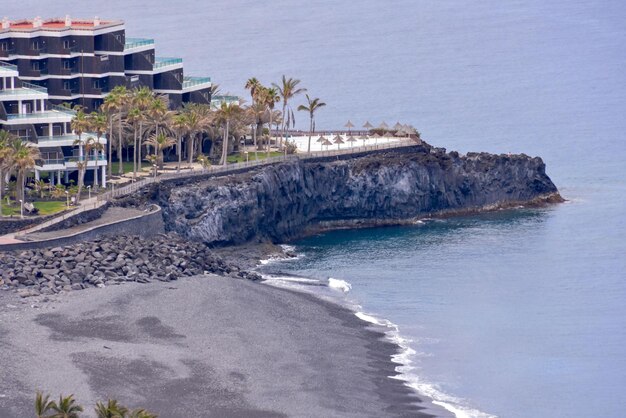 La playa de la costa de la lava seca