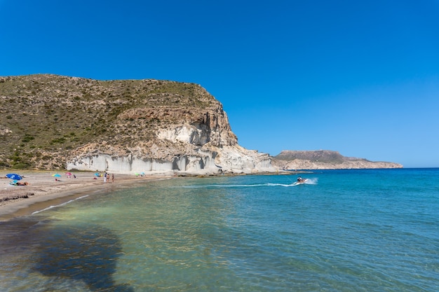 Playa de Enmedio in Cabo de Gata an einem schönen Sommertag, Almeria