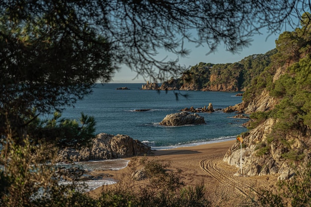 Playa desierta al amanecer, Costa Brava, España