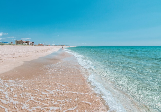 Playa desierta con arena blanca y mar azul cristalino fondo borroso para su concepto de texto