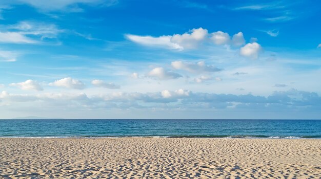 Playa desierta bajo un cielo pintoresco