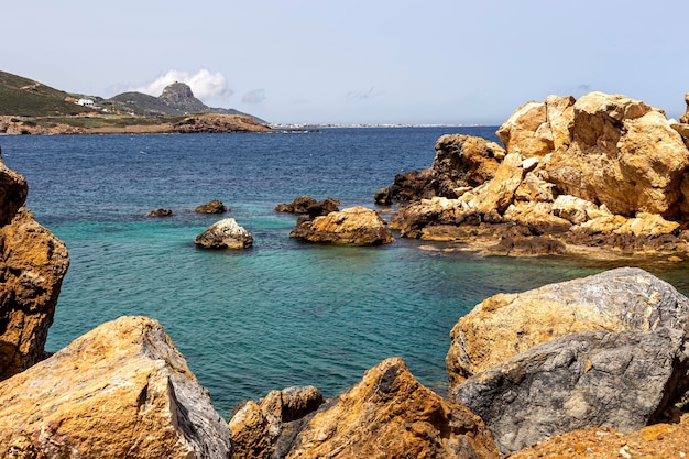 Playa desierta en un día soleado de primavera Skyros Northern Sporades Grecia