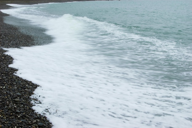 Playa desierta mal tiempo y mar en calma no temporada