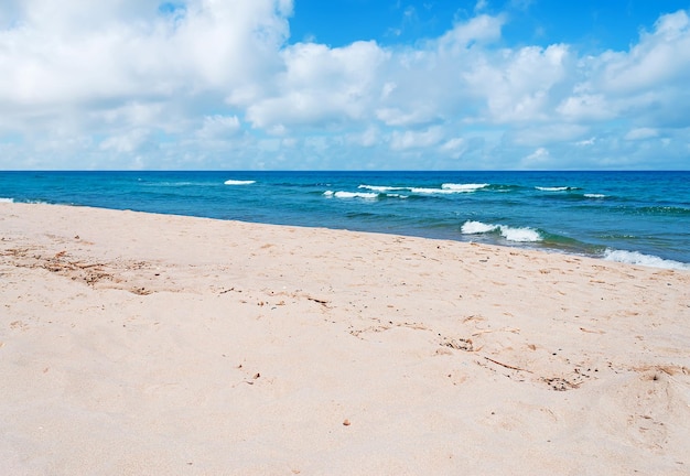 Playa desierta en Platamona Cerdeña