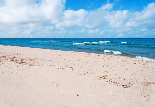 Playa desierta en Platamona Cerdeña