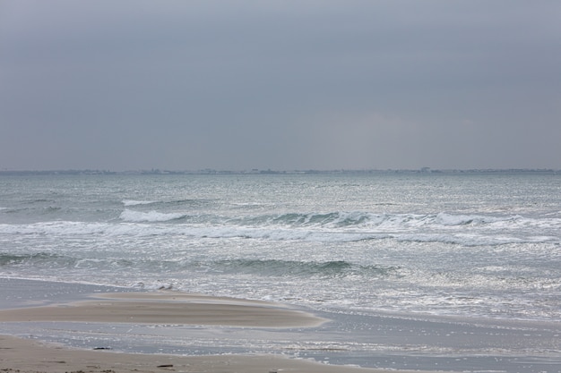 La playa en un día nublado de invierno.